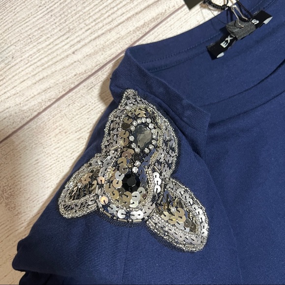 EXPRESS Embellished Padded Shoulder Crew Neck Tee - Picture 9 of 16